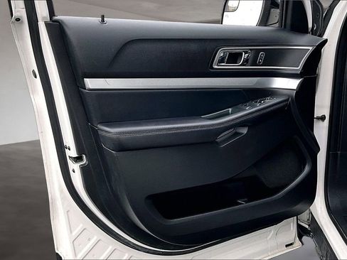 Used 2017 Ford Explorer XLT FWD image 23