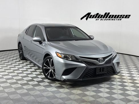 Used 2020 Toyota Camry SE FWD image 1