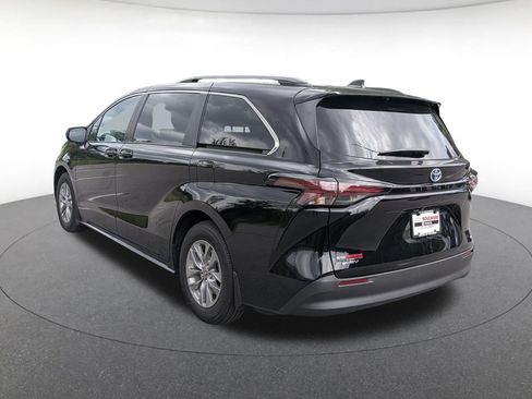 Used 2025 Toyota Sienna LE w/ LE Plus Package FWD image 4