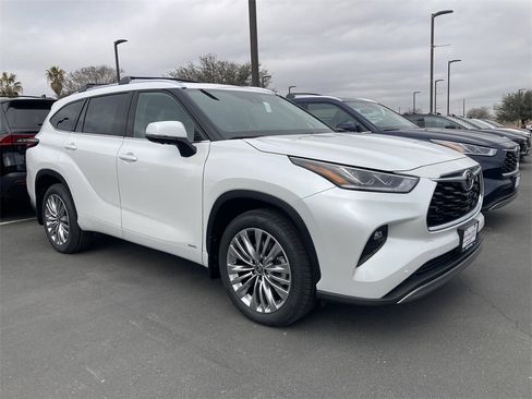 New 2026 Toyota Highlander Platinum image 3