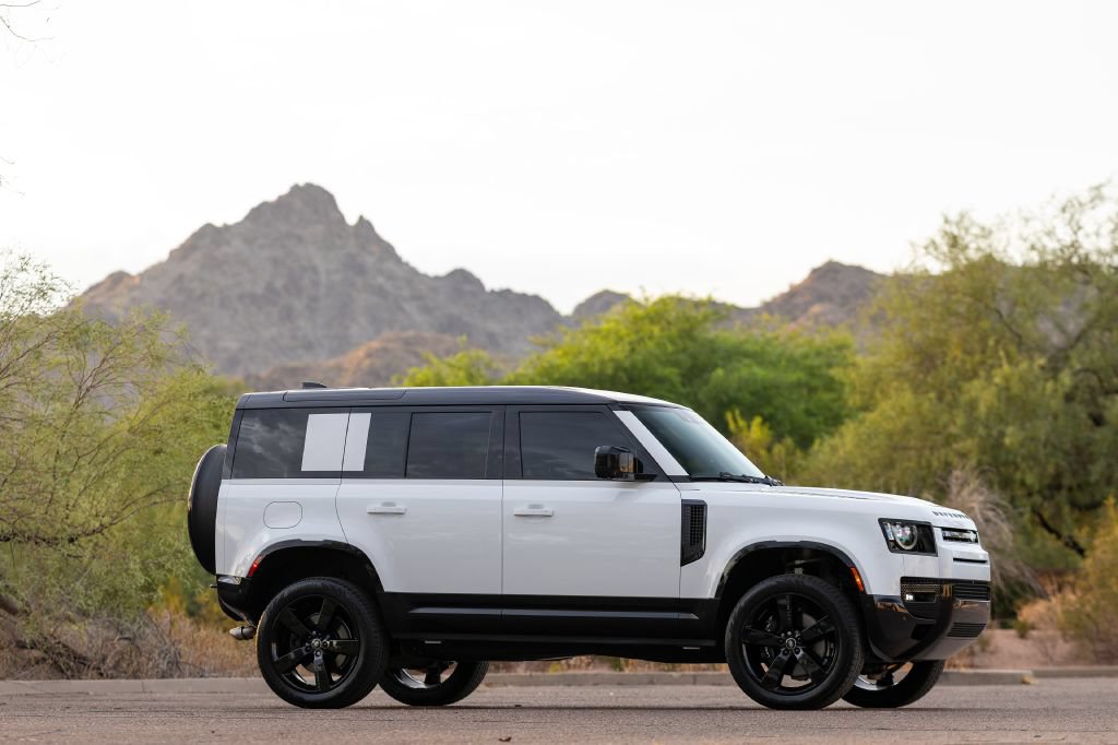 Used 2025 Land Rover Defender 110 V8 AWD/4WD image 18