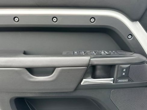 New 2026 Land Rover Defender 110 X-Dynamic SE image 10