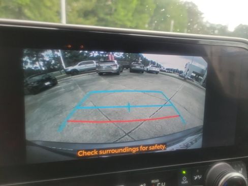 Used 2024 Toyota Highlander XLE FWD image 19