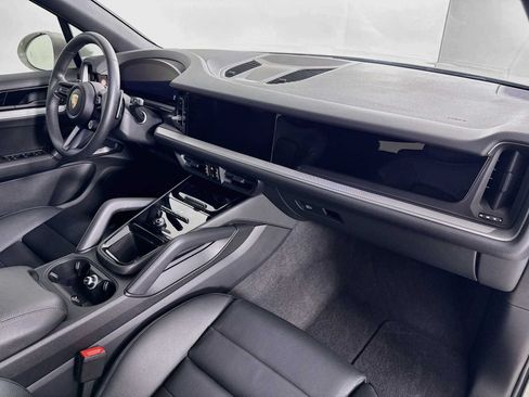 Certified 2025 Porsche Cayenne AWD/4WD image 30