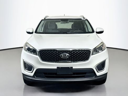 Used 2017 Kia Sorento FWD image 2