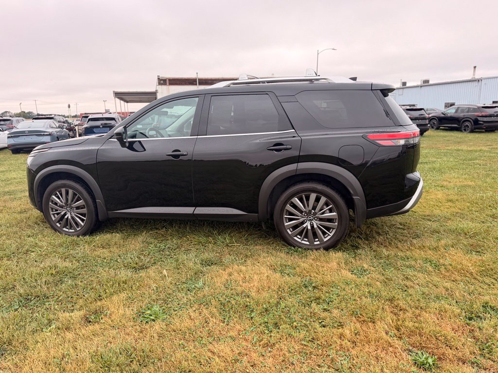 Certified 2025 Nissan Pathfinder SL w/ SL Premium Package AWD/4WD image 8