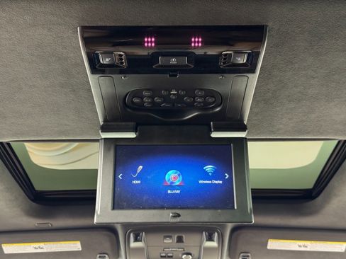 Used 2017 Cadillac Escalade ESV Platinum image 34