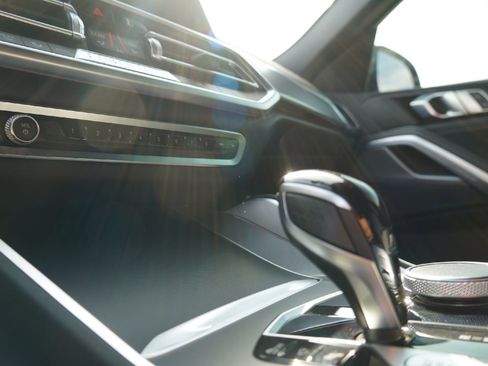 Used 2022 BMW X6 xDrive40i w/ Premium Package image 16