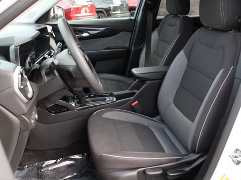 Used 2025 Chevrolet TrailBlazer LT AWD/4WD image 16