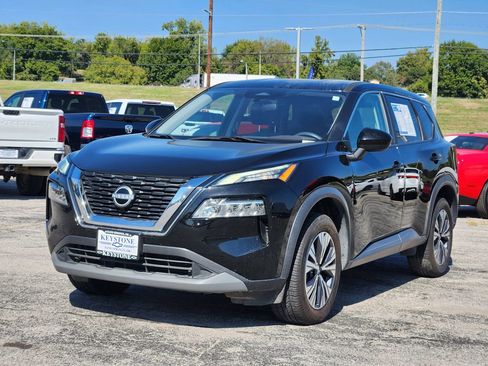 Used 2023 Nissan Rogue SV image 3