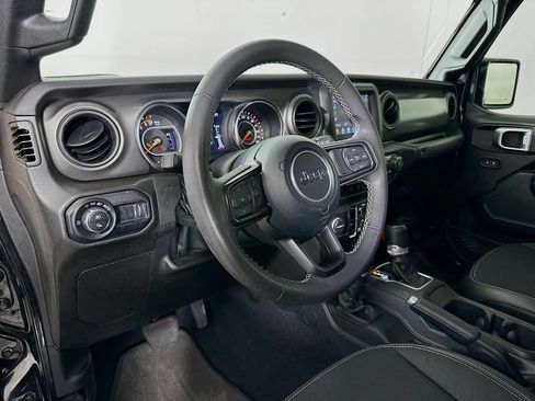 Used 2023 Jeep Gladiator Sport AWD/4WD image 9