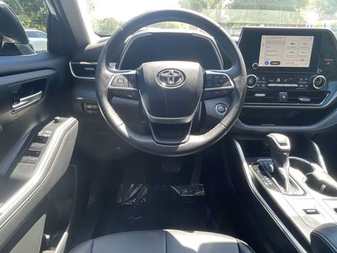 Used 2023 Toyota Highlander XLE FWD image 8