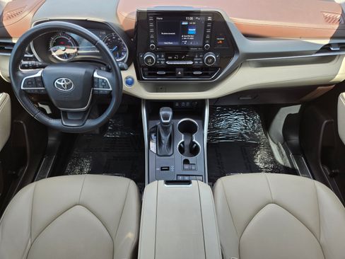 Used 2022 Toyota Highlander XLE FWD image 29