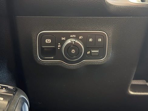 Used 2020 Mercedes-Benz GLB 250 image 38