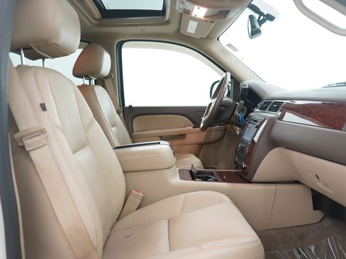 Used 2013 Chevrolet Avalanche LTZ image 11