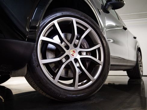Certified 2023 Porsche Cayenne Platinum Edition AWD/4WD image 12