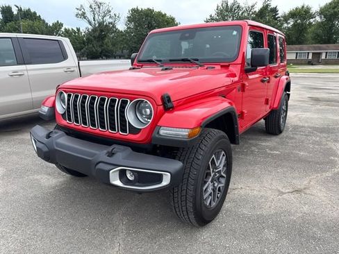 Used 2025 Jeep Wrangler Unlimited Sahara AWD/4WD image 3