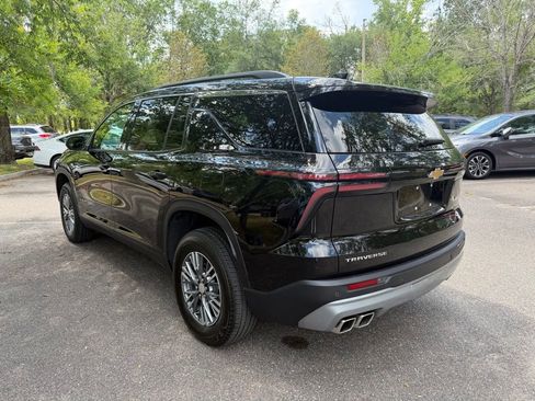 Used 2025 Chevrolet Traverse LT FWD image 4