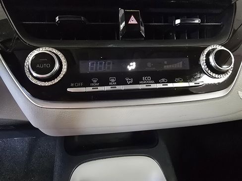 Used 2022 Toyota Corolla LE image 19