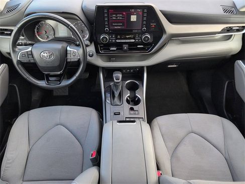 Used 2021 Toyota Highlander LE image 24