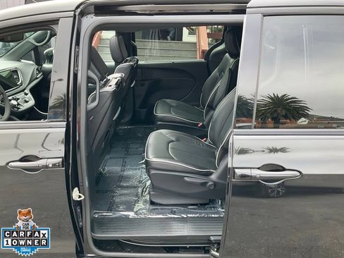 Used 2023 Chrysler Pacifica Limited w/ Uconnect Theater Family Group FWD image 24