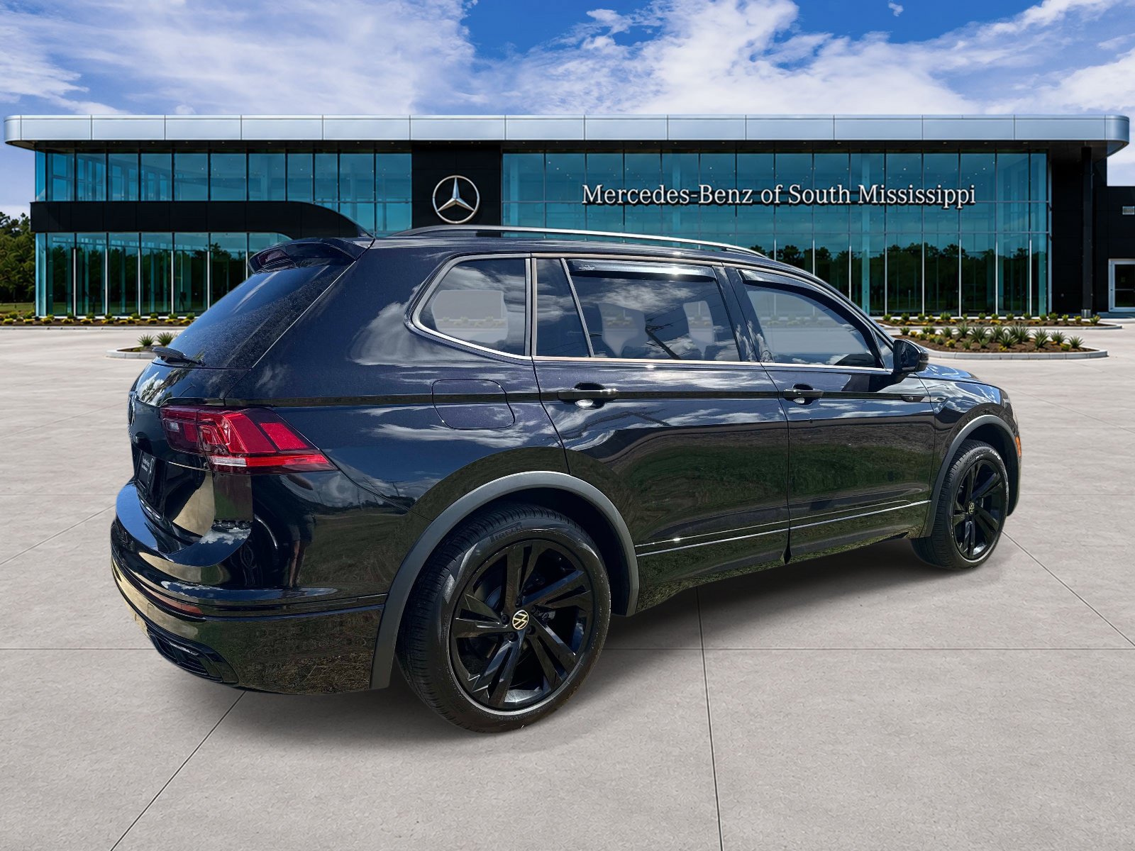 Used 2024 Volkswagen Tiguan SE R-Line w/ MDO Package, Three-Row FWD image 6