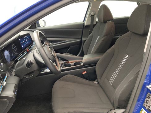 Used 2025 Hyundai Elantra SEL FWD image 17