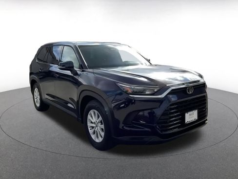 Used 2025 Toyota Grand Highlander XLE image 3