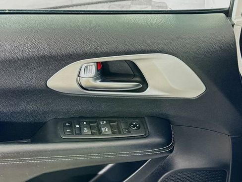 Used 2021 Chrysler Pacifica Touring w/ S Appearance Package image 17