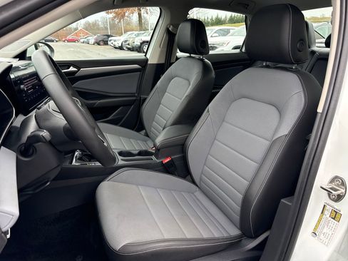 Certified 2025 Volkswagen Jetta SE w/ Sunroof Package image 9