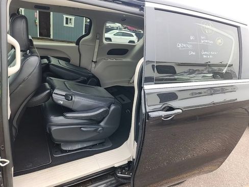 Used 2024 Chrysler Pacifica Limited FWD image 8