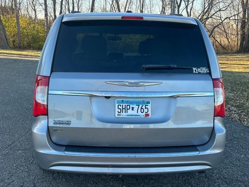 Used 2013 Chrysler Town & Country Touring image 5