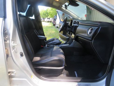 Used 2017 Toyota Corolla SE FWD image 18