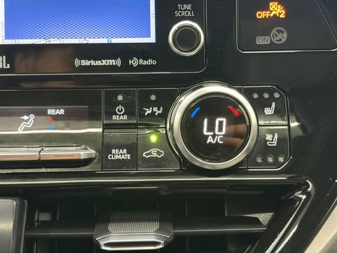 Used 2022 Toyota Highlander Limited FWD image 28