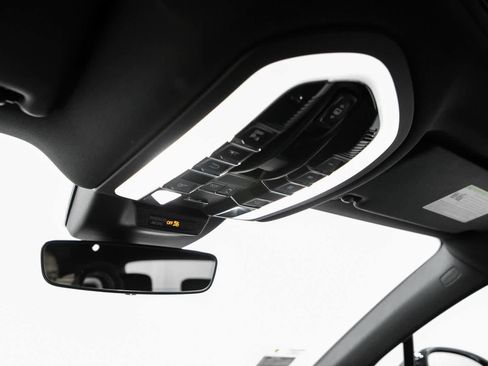 Certified 2026 Porsche Macan AWD/4WD image 32