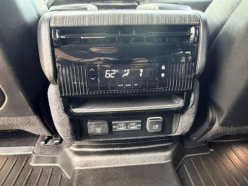 Used 2024 Jeep Wagoneer L Series II RWD image 40