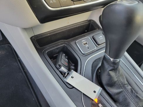 Used 2021 Jeep Cherokee Latitude Plus FWD image 19