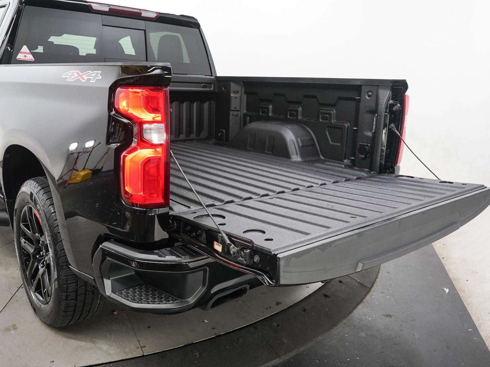 Used 2024 Chevrolet Silverado 1500 RST w/ Redline Edition AWD/4WD image 9