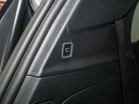 Used 2022 Chrysler Pacifica Touring-L w/ Uconnect Theater Family Group AWD/4WD image 12