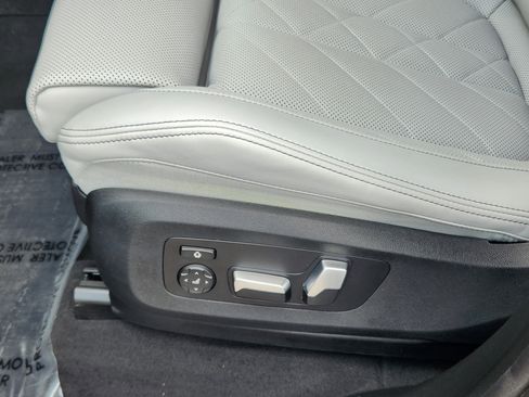 Used 2025 BMW X5 xDrive40i w/ Executive Package image 17