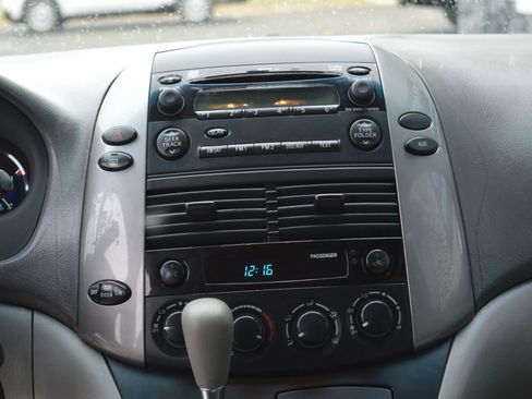 Used 2009 Toyota Sienna LE image 28