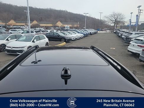 Certified 2025 Volkswagen Taos SE image 30