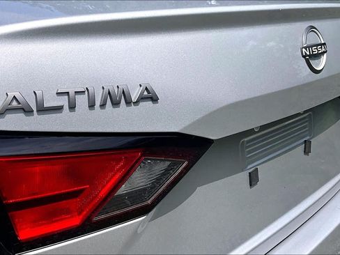 Used 2024 Nissan Altima 2.5 SV FWD image 10