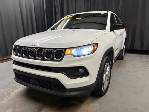 Used 2024 Jeep Compass Latitude AWD/4WD image 1