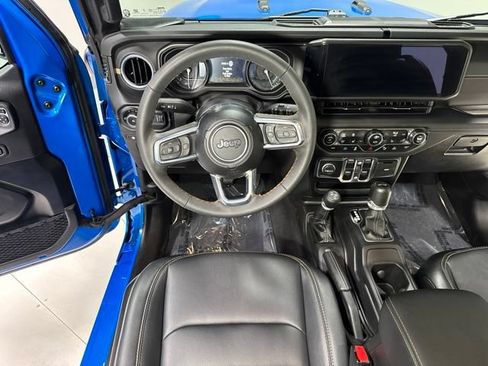 Used 2024 Jeep Wrangler Unlimited Sahara w/ Technology Group AWD/4WD image 17