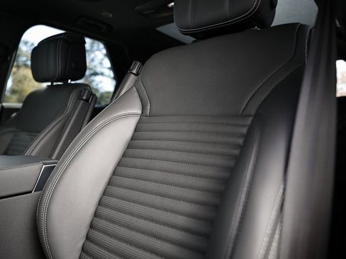 New 2025 Land Rover Discovery Metropolitan Edition image 24