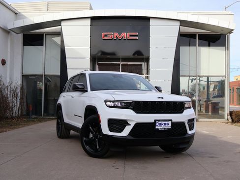 Used 2023 Jeep Grand Cherokee Altitude image 2