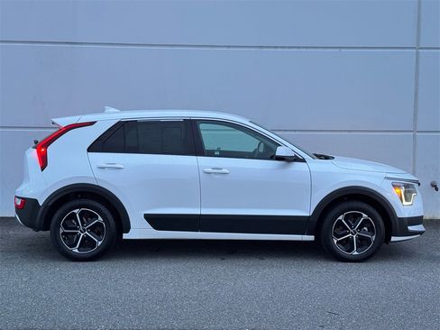 Used 2023 Kia Niro LX image 8