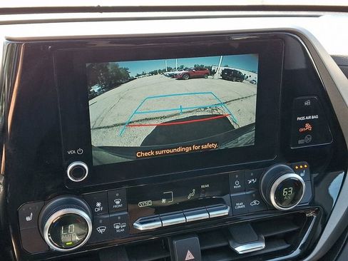 Used 2023 Toyota Highlander XLE AWD/4WD image 19