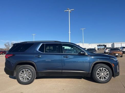 Used 2023 Chevrolet Traverse LT image 2